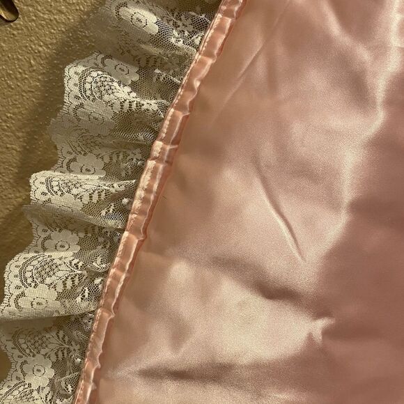 Tree Skirt Vintage Pink and White Satin with a Lace Border 40 inches Round - Picture 16 of 16